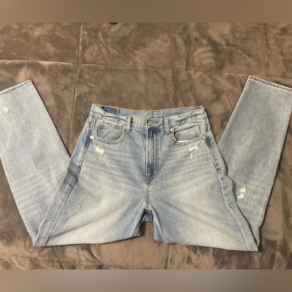 American Eagle Strigid Ripped Mom Jeans Size 6 Regular Length
